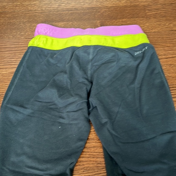 Nike Capri Workout Leggings - Picture 7 of 8